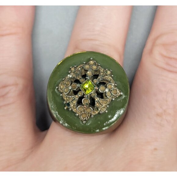 Vintage Oval Green Enamel Rhinestone Filigree Brass Color Size 7.5 Ring R1 - Picture 1 of 8